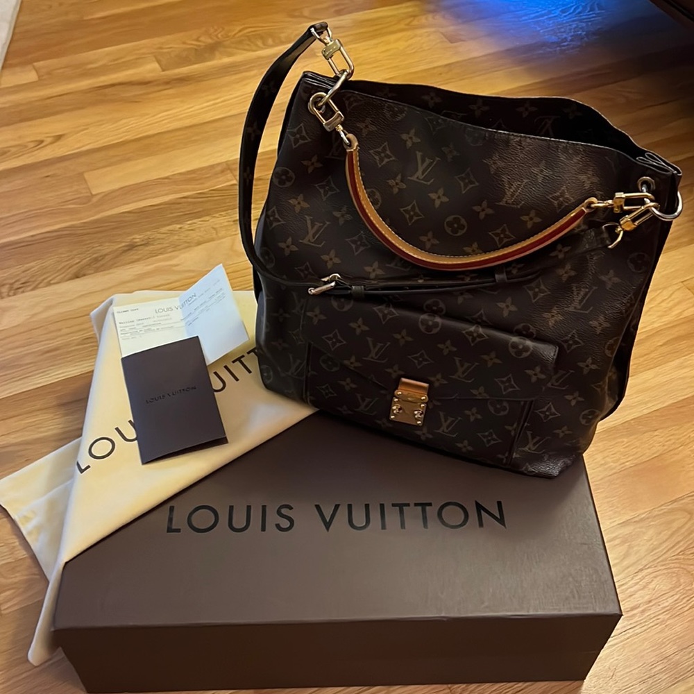 Louis Vuitton Metis MM monogram. 13 x 13 x 5. 2 straps, 1 adjustable